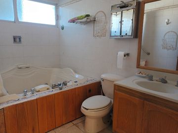 CASA BONITA SUPER AMPLIA FRENTEA