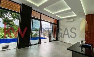 House and Lot in Ayala Heights