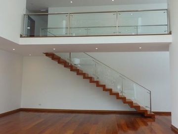 Bello Condominio De 2 Casas Moderna Techo Doble Altura, de estreno con luz natural, cerca a parque, 4 dormitorios cada uno con baño, mas un escritorio