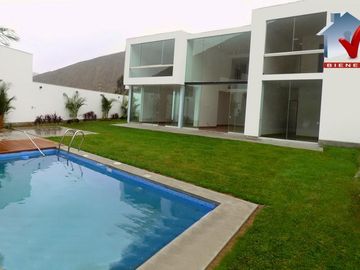 Bello Condominio De 2 Casas Moderna Techo Doble Altura, de estreno con luz natural, cerca a parque, 4 dormitorios cada uno con baño, mas un escritorio