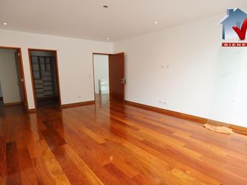 Bello Condominio De 2 Casas Moderna Techo Doble Altura, de estreno con luz natural, cerca a parque, 4 dormitorios cada uno con baño, mas un escritorio