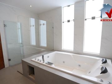 Bello Condominio De 2 Casas Moderna Techo Doble Altura, de estreno con luz natural, cerca a parque, 4 dormitorios cada uno con baño, mas un escritorio