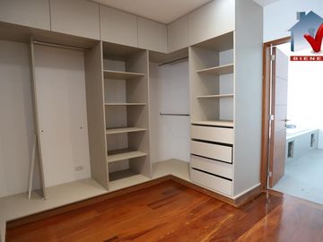 Bello Condominio De 2 Casas Moderna Techo Doble Altura, de estreno con luz natural, cerca a parque, 4 dormitorios cada uno con baño, mas un escritorio