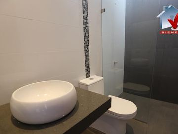 Bello Condominio De 2 Casas Moderna Techo Doble Altura, de estreno con luz natural, cerca a parque, 4 dormitorios cada uno con baño, mas un escritorio