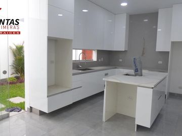 Bello Condominio De 2 Casas Moderna Techo Doble Altura, de estreno con luz natural, cerca a parque, 4 dormitorios cada uno con baño, mas un escritorio