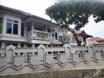 Rumah 2 Lantai Halaman Luas di Pejaten – Halaman Luas & Lokasi Premium
