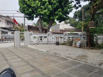 Rumah 2 Lantai Halaman Luas di Pejaten – Halaman Luas & Lokasi Premium