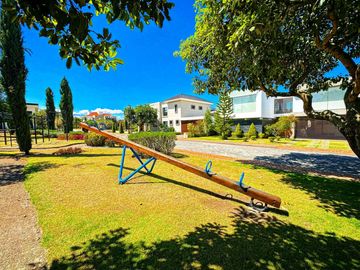Venta de casa independiente de 3 dormitorios en urbanización, sector Tumbaco.