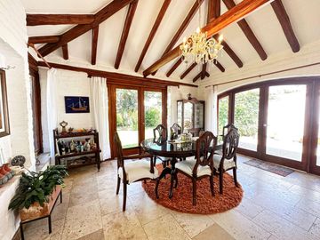 Venta de casa independiente de 3 dormitorios en urbanización, sector Tumbaco.