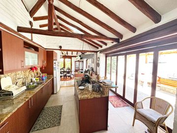 Venta de casa independiente de 3 dormitorios en urbanización, sector Tumbaco.