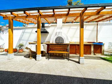 Venta de casa independiente de 3 dormitorios en urbanización, sector Tumbaco.