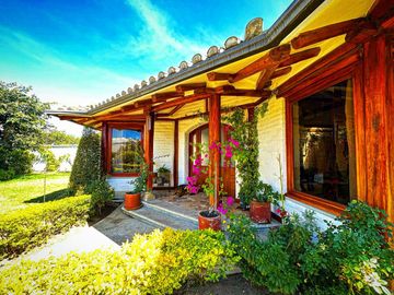 Venta de casa independiente de 3 dormitorios en urbanización, sector Tumbaco.