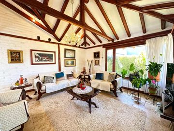 Venta de casa independiente de 3 dormitorios en urbanización, sector Tumbaco.