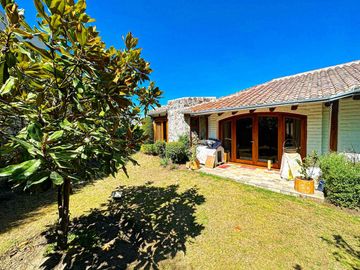 Venta de casa independiente de 3 dormitorios en urbanización, sector Tumbaco.