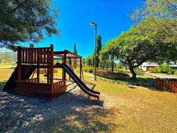 Venta de casa independiente de 3 dormitorios en urbanización, sector Tumbaco.