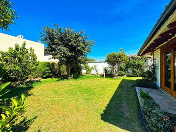Venta de casa independiente de 3 dormitorios en urbanización, sector Tumbaco.