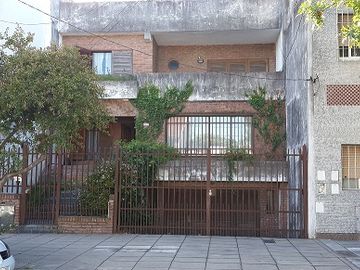 Chalet 370 m2 con jardin garage 3 autos
