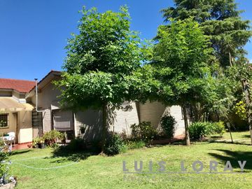 Chalet ubicado a 200 metros de la Avenida Espora.