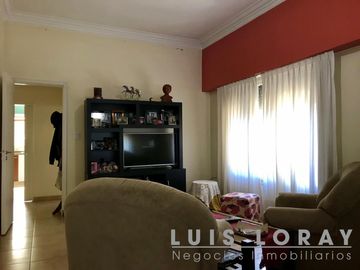 Chalet ubicado a 200 metros de la Avenida Espora.