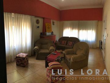 Chalet ubicado a 200 metros de la Avenida Espora.