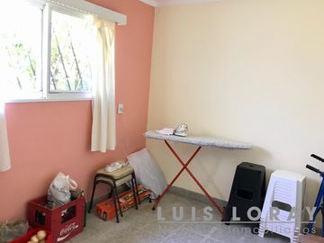 Chalet ubicado a 200 metros de la Avenida Espora.