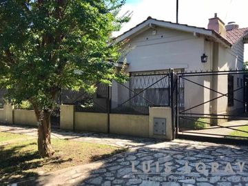 Chalet ubicado a 200 metros de la Avenida Espora.