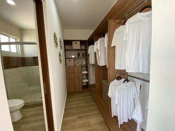 Se Vende Casa entre El Refugio y Zibata, 4ta Recamara en Roof Garden, Jardín..
