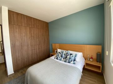Se Vende Casa entre El Refugio y Zibata, 4ta Recamara en Roof Garden, Jardín..