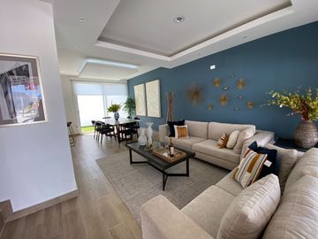 Se Vende Casa entre El Refugio y Zibata, 4ta Recamara en Roof Garden, Jardín..