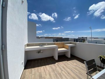 Se Vende Casa entre El Refugio y Zibata, 4ta Recamara en Roof Garden, Jardín..