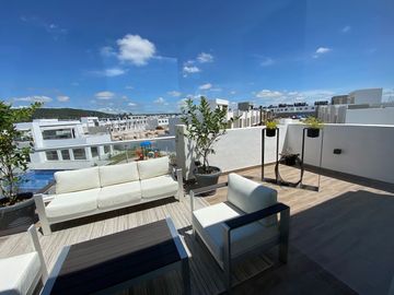 Se Vende Casa entre El Refugio y Zibata, 4ta Recamara en Roof Garden, Jardín..