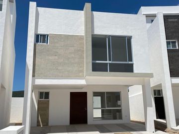 Se Vende Casa entre El Refugio y Zibata, 4ta Recamara en Roof Garden, Jardín..