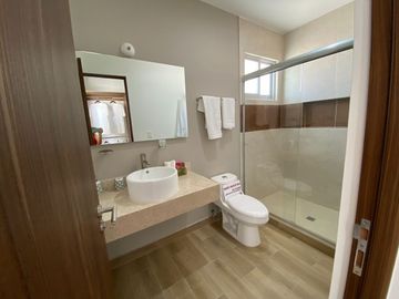 Se Vende Casa entre El Refugio y Zibata, 4ta Recamara en Roof Garden, Jardín..