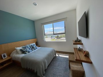 Se Vende Casa entre El Refugio y Zibata, 4ta Recamara en Roof Garden, Jardín..