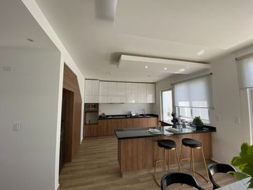 Se Vende Casa entre El Refugio y Zibata, 4ta Recamara en Roof Garden, Jardín..