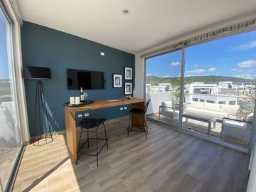 Se Vende Casa entre El Refugio y Zibata, 4ta Recamara en Roof Garden, Jardín..