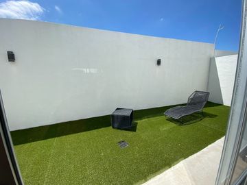 Se Vende Casa entre El Refugio y Zibata, 4ta Recamara en Roof Garden, Jardín..