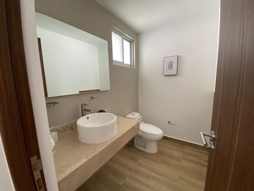 Se Vende Casa entre El Refugio y Zibata, 4ta Recamara en Roof Garden, Jardín..