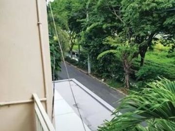 Rumah Modern Minimalis Babatan Pantai Surabaya
