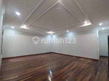 Rumah mewah design classic SHM ada kolam renang di Menteng Jakarta pusat