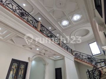 Rumah mewah design classic SHM ada kolam renang di Menteng Jakarta pusat