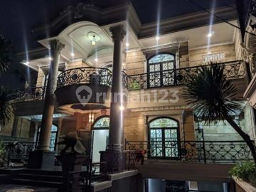 Rumah mewah design classic SHM ada kolam renang di Menteng Jakarta pusat