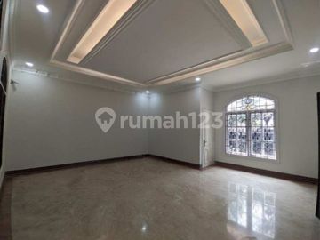 Rumah mewah design classic SHM ada kolam renang di Menteng Jakarta pusat