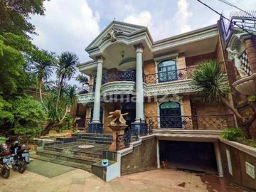 Rumah mewah design classic SHM ada kolam renang di Menteng Jakarta pusat