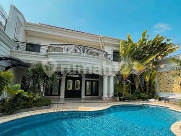 Rumah mewah design classic SHM ada kolam renang di Menteng Jakarta pusat