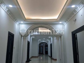 Rumah mewah design classic SHM ada kolam renang di Menteng Jakarta pusat
