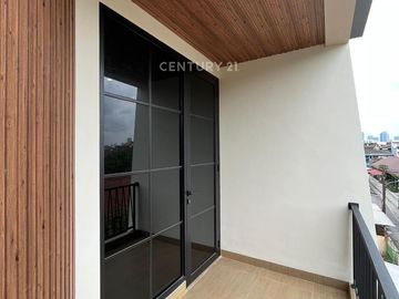 Hunian Brand New 3 Lantai Lokasi Strategis Tomang Jakarta Barat