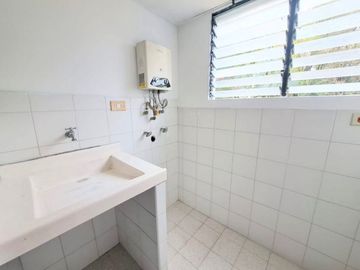 VENTA DE APARTAMENTO UBICADO EN LA PARALELA FLORIDABLANCA SECTOR CAÑAVERAL Área 88 Metros. Cod V24209