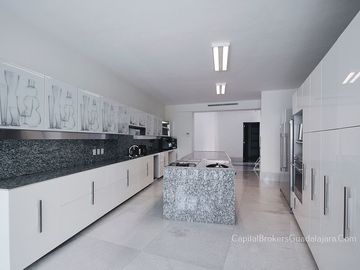 Casa Nueva de Lujo Colinas de San Javier en Venta