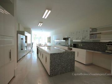 Casa Nueva de Lujo Colinas de San Javier en Venta